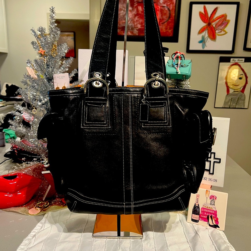Vintage gorgeous black leather shoulder black in excellent condition.